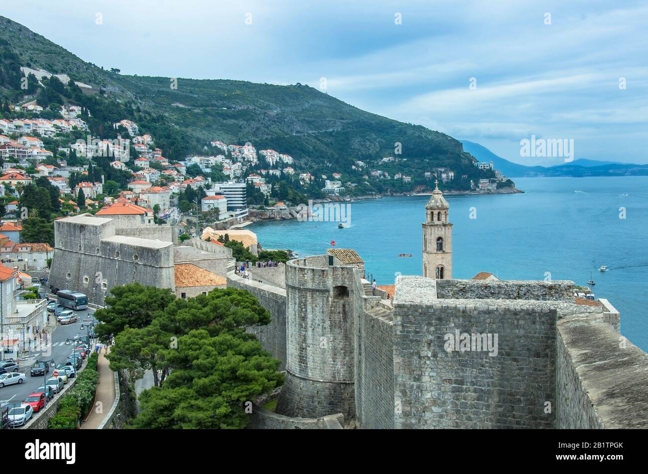 Vista sulle mura di Dubrovnik, sulla torre e sul mare blu durante la soleggiata giornata estiva, Dubrovnik, Croazia. Splendida vista sulle mura della città di Dubrovnik e sulla città vecchia di Dubrovnik Foto Stock