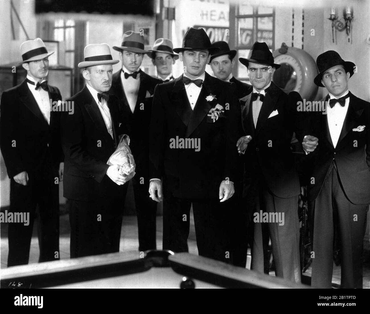 Vince BARNET PAUL MUNI come Tony Camonte e PEDRO REGAS arrivano a Bowling Alley per uccidere Boris Karloff in SCARFACE 1932 registi HOWARD HAWKS e RICHARD ROSSON romanzo Armitage Trail Screen story ben Hecht produttore Howard Hughes The Caddo Company / United Artists Foto Stock