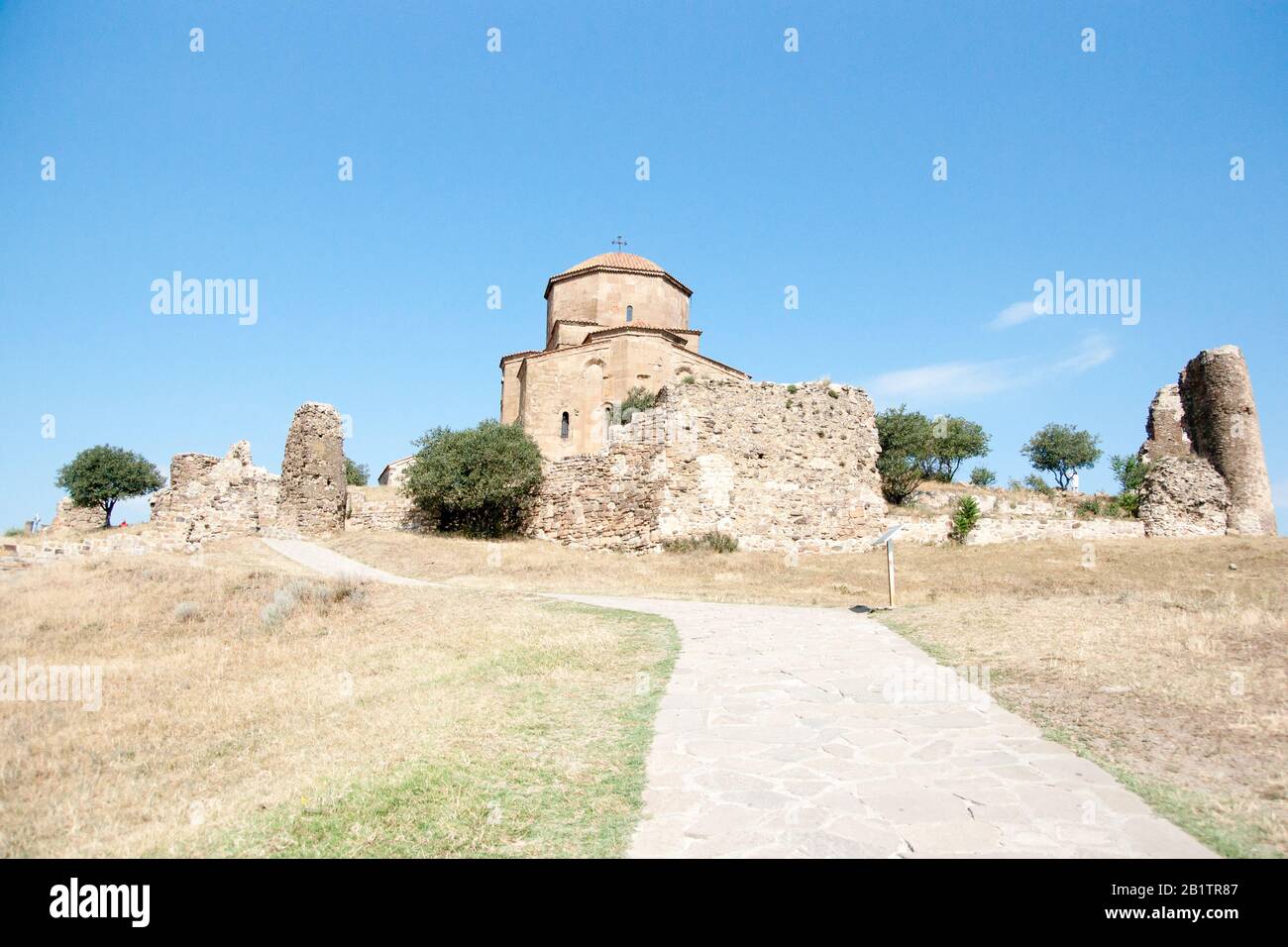Georgia monastero storico sulla cima della collina vicino ai fiumi Foto Stock