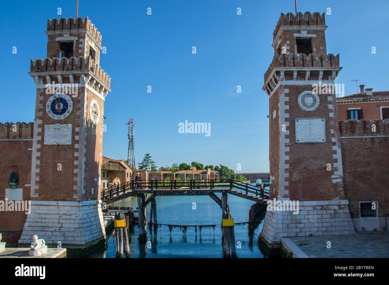Vecchie torri ornamentali dell'Arsenale a Venezia durante la giornata di sole, in Italia. Vista sul Rio de l'Arsenale e case lungo un canale - lo storico ingresso principale dell'acqua Foto Stock
