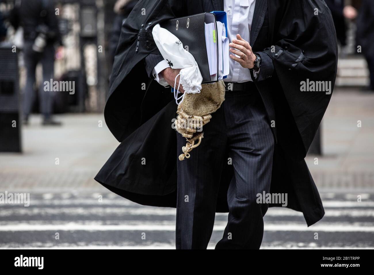 Avvocati e avvocati nell'epicentro legale dei Royal Courts of Justice, The Strand, Central London, England, UK Foto Stock