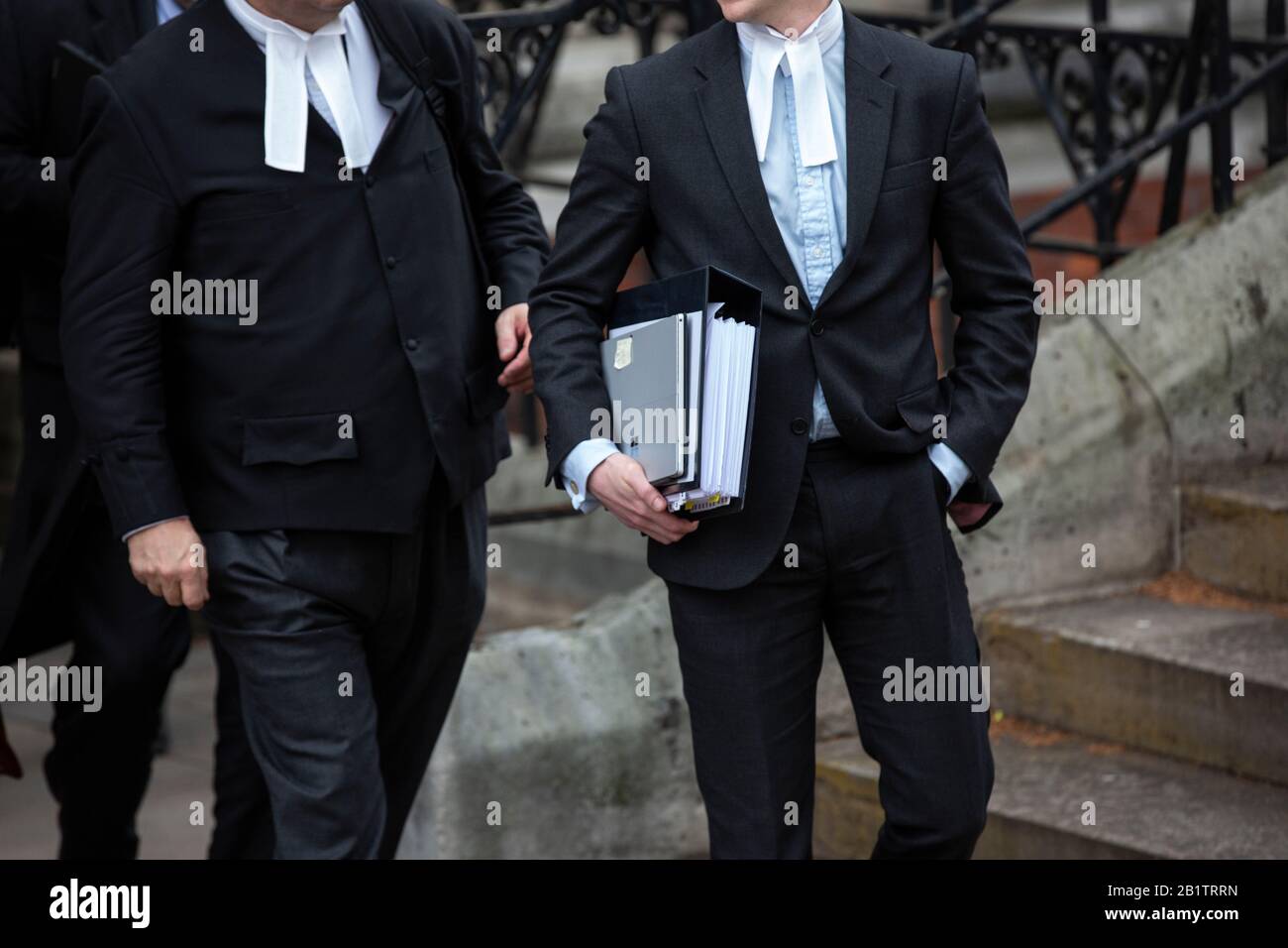 Avvocati e avvocati nell'epicentro legale dei Royal Courts of Justice, The Strand, Central London, England, UK Foto Stock