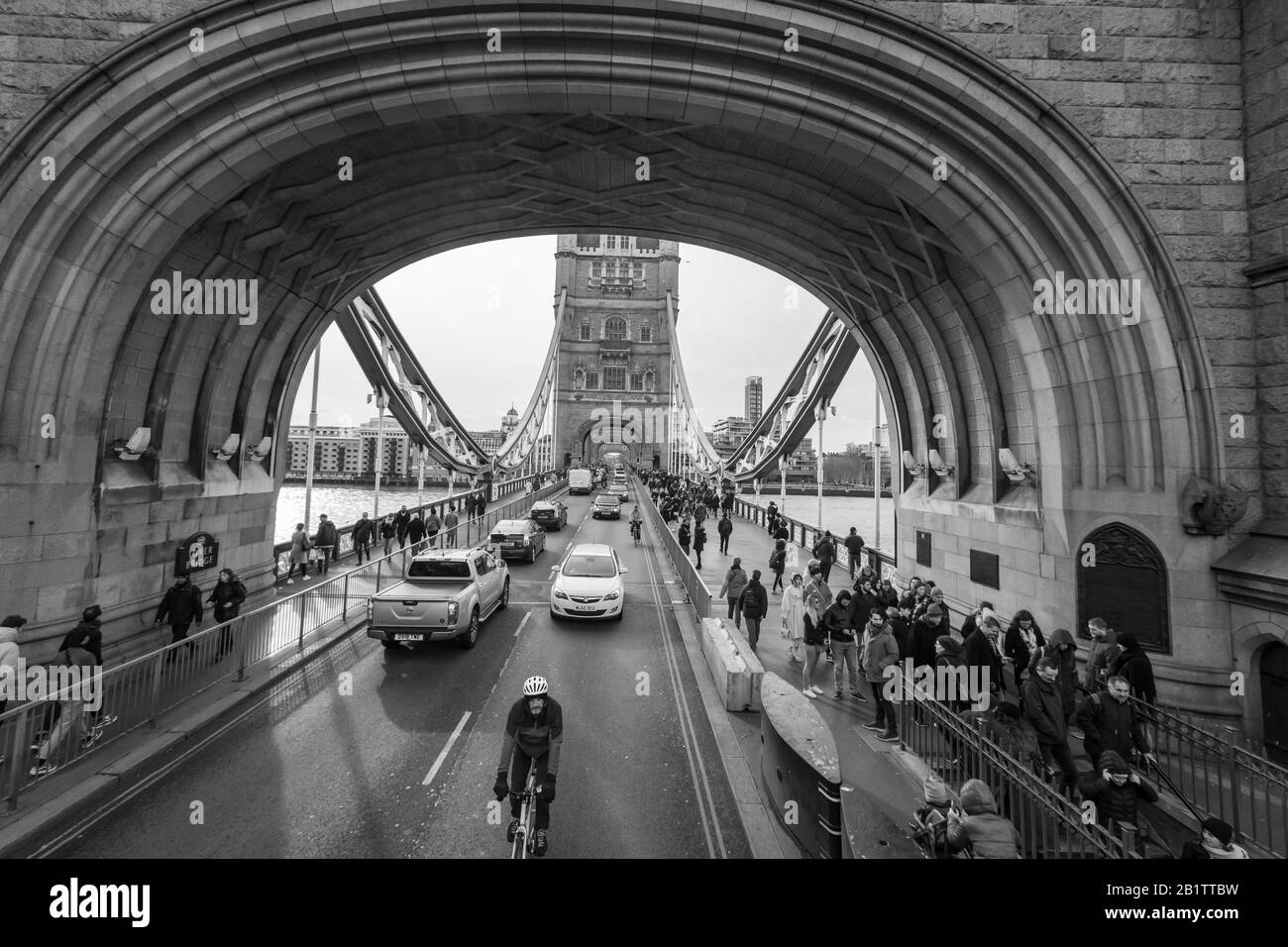 Vista sul ponte della torre di Londra da un autobus Hop-on-Off Foto Stock