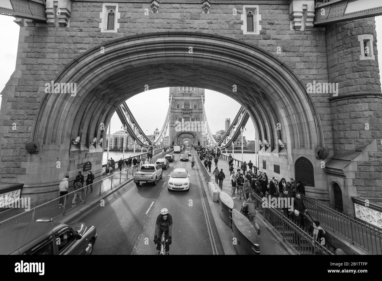 Vista sul ponte della torre di Londra da un autobus Hop-on-Off Foto Stock