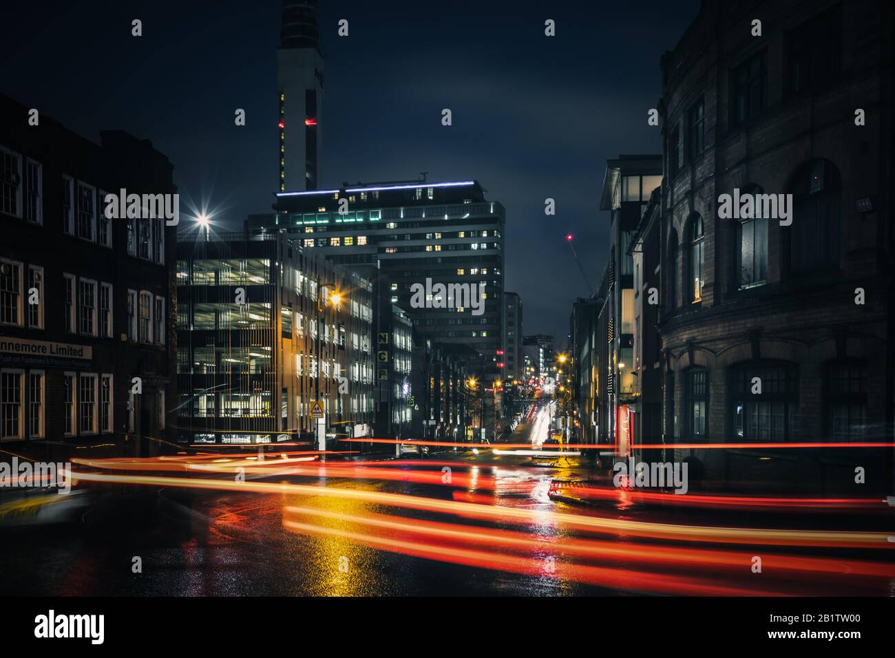 Sentieri leggeri nella zona del quartiere dei gioielli di Birmingham di notte Foto Stock