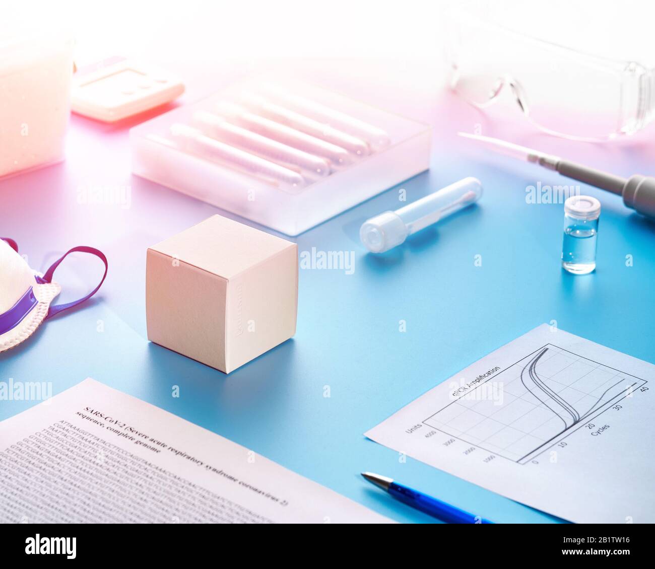 Kit di diagnostica pcr SARS-COV-2. Si tratta di un kit RT-qPCR per la trascrizione inversa in tempo reale e l'amplificazione del frammento di DNA per rilevare una regione specifica di Foto Stock