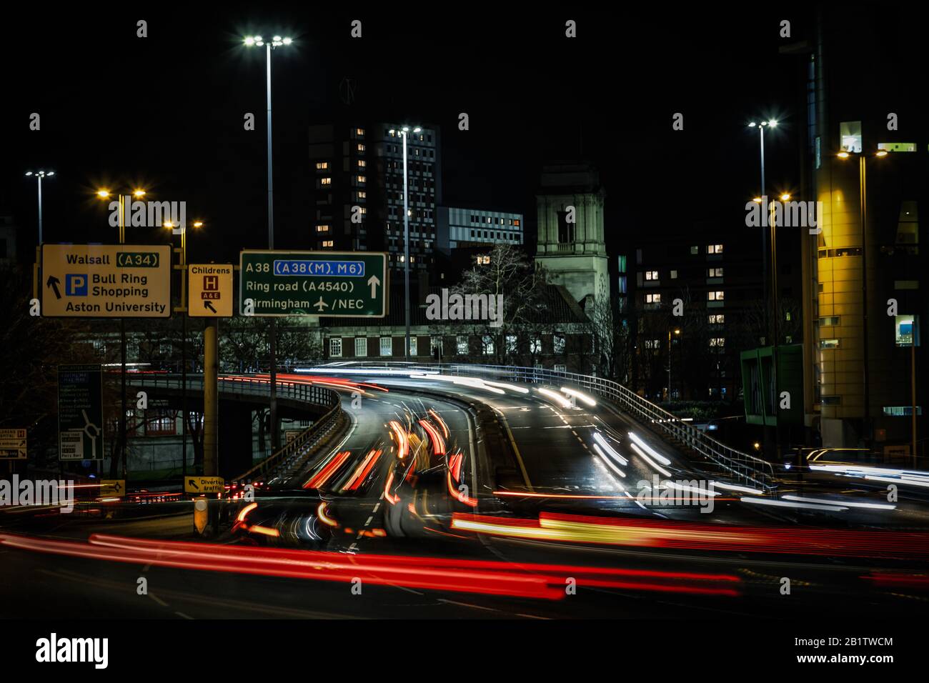 Lunga esposizione che mostra i sentieri leggeri sul Flyover Lancaster a Birmingham, Regno Unito di notte Foto Stock