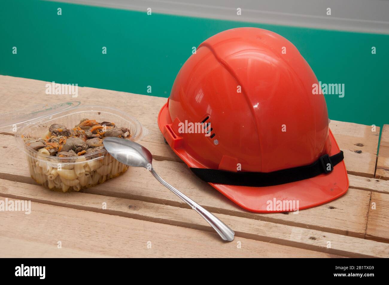 Pranzo presso il cantiere edile. Alimenti in un contenitore di plastica e un  casco di classe operaia. Pranzo di un lavoratore Foto stock - Alamy