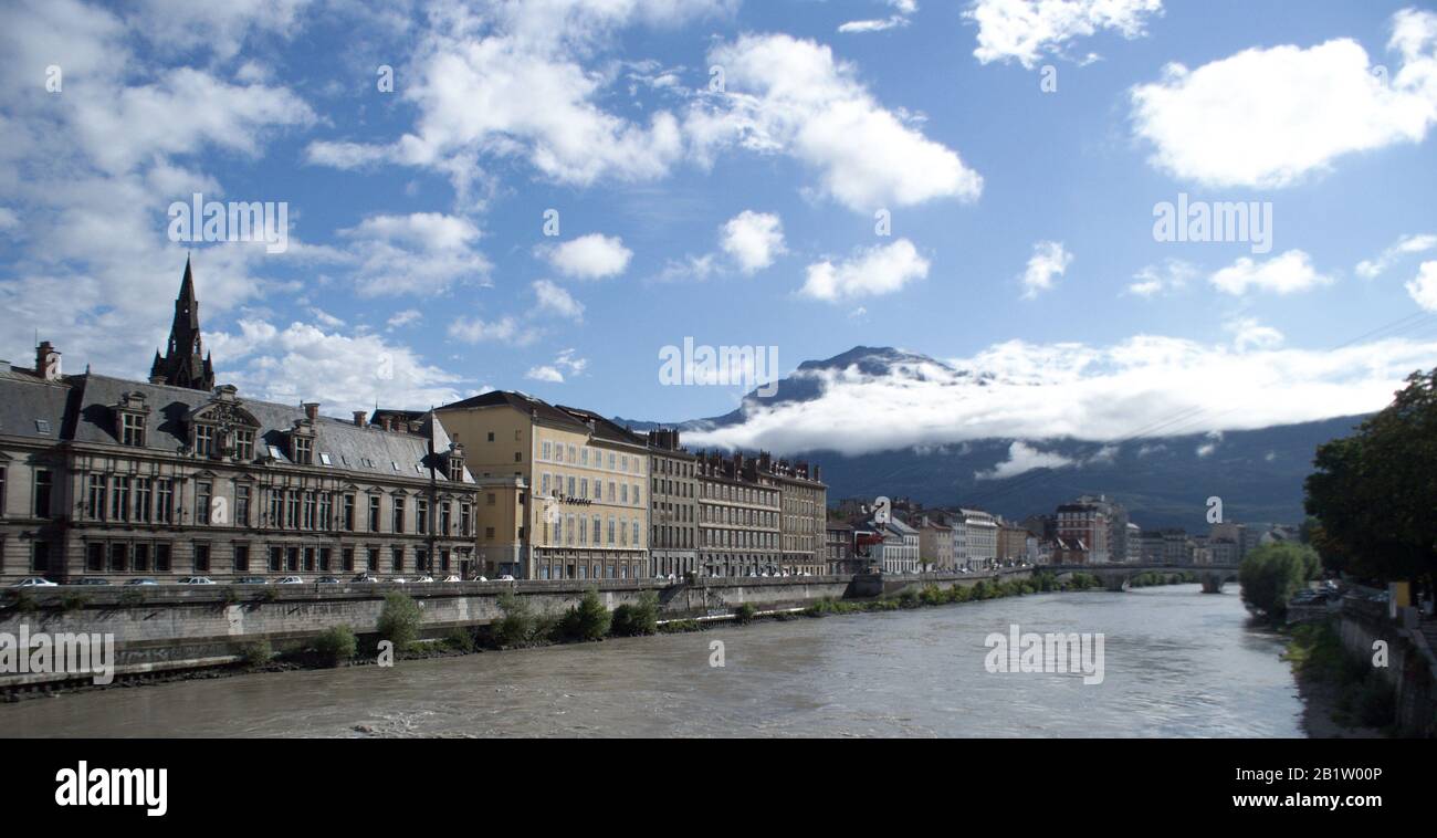 Città di Grenoble in Francia Alpi montagne Foto Stock