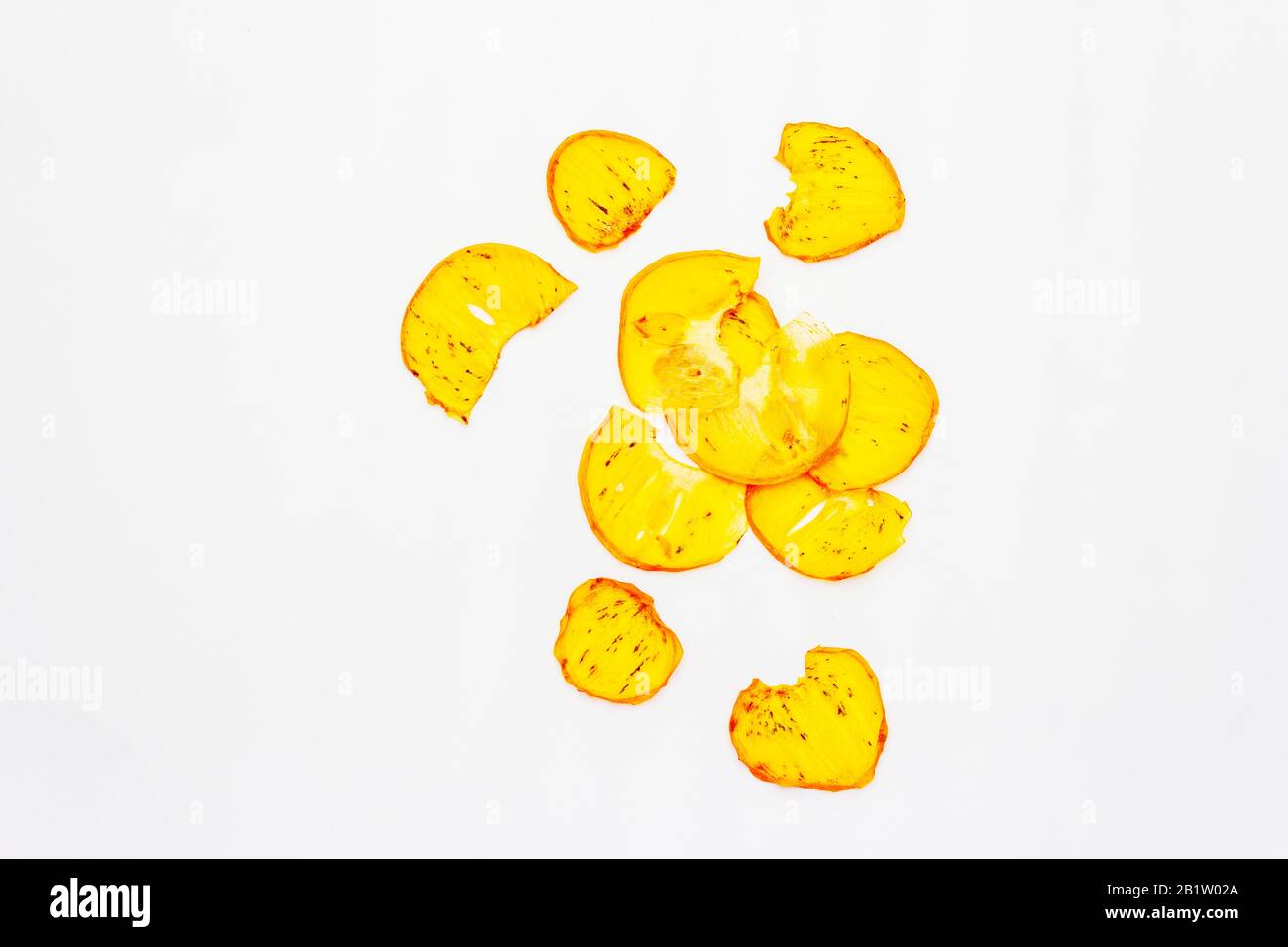 Fette secche di persimmon isolate su fondo bianco. Concetto di alimentazione sana, spazio di copia, vista dall'alto Foto Stock