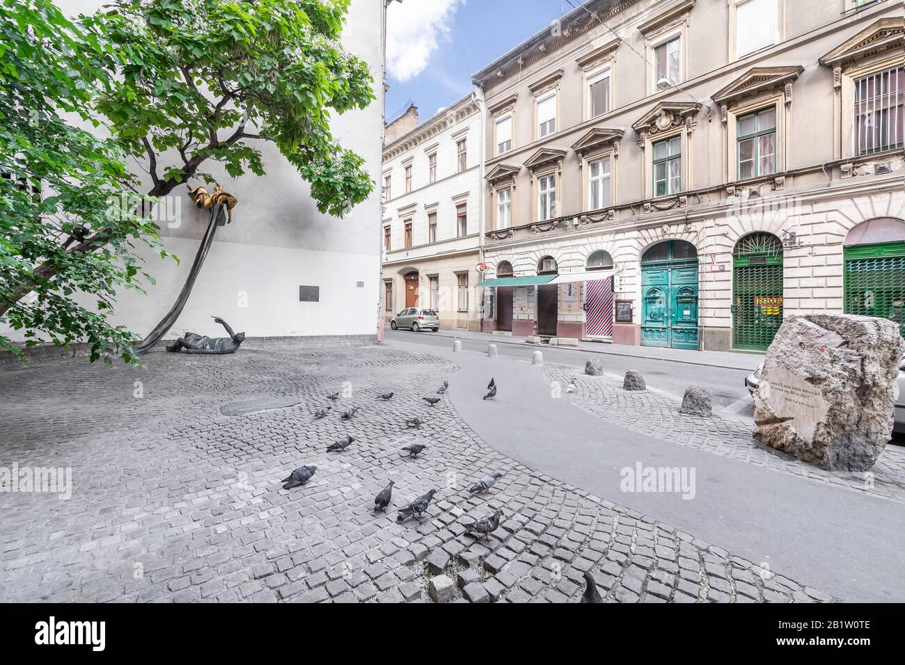 Budapest, Ungheria - 11 giugno 2019: Carl Lutz Memorial e negozi chiusi su una piazza acciottolata in via Dob in una giornata di sole. Foto Stock