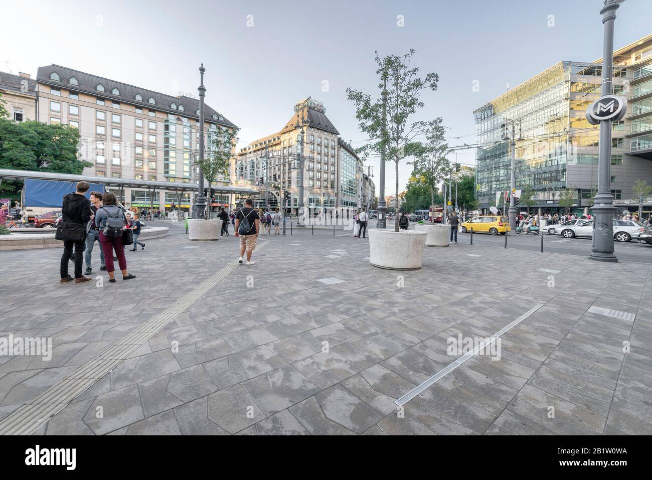 Budapest, Ungheria - 13 settembre 2019: Persone che camminano su Piazza Kalvin in una giornata di sole, con l'Hotel Mercure Budapest Korona sullo sfondo. Foto Stock