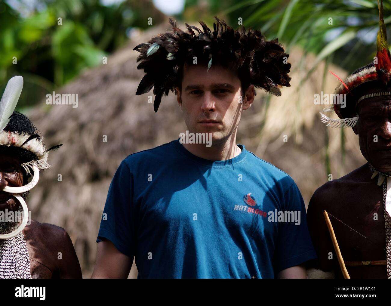 L'uomo occidentale in una tradizionale performance di Papua da una vera tribù Dani al villaggio di Jiwika nella Valle di Baliem - Occidentale Papua, Indonesia Foto Stock