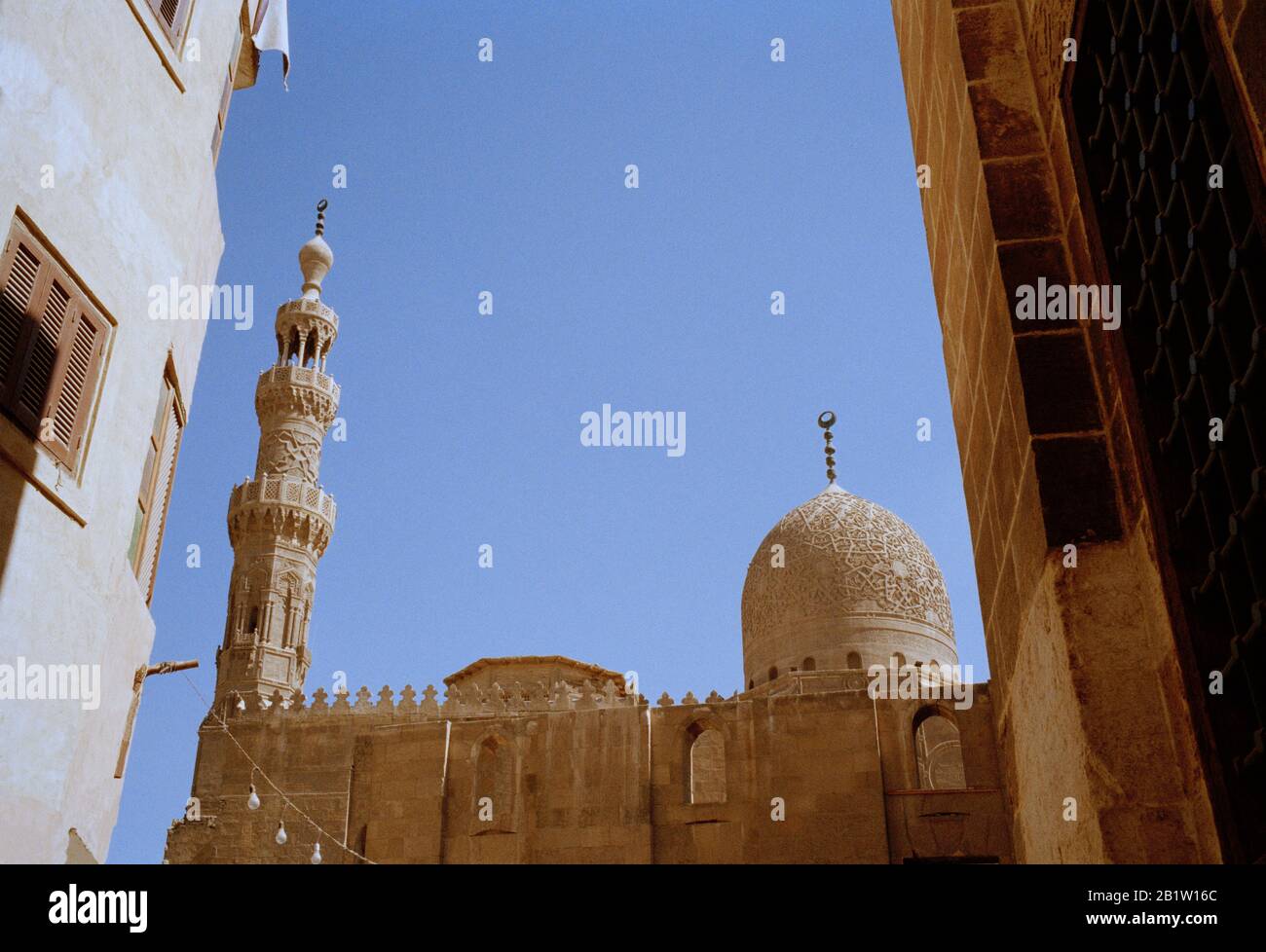 Fotografia di viaggio - Moschea e complesso di Funery del Sultan al-Ashraf Qaytbay nella città dei morti al Cairo in Egitto in Africa del Nord. Wanderlust Foto Stock