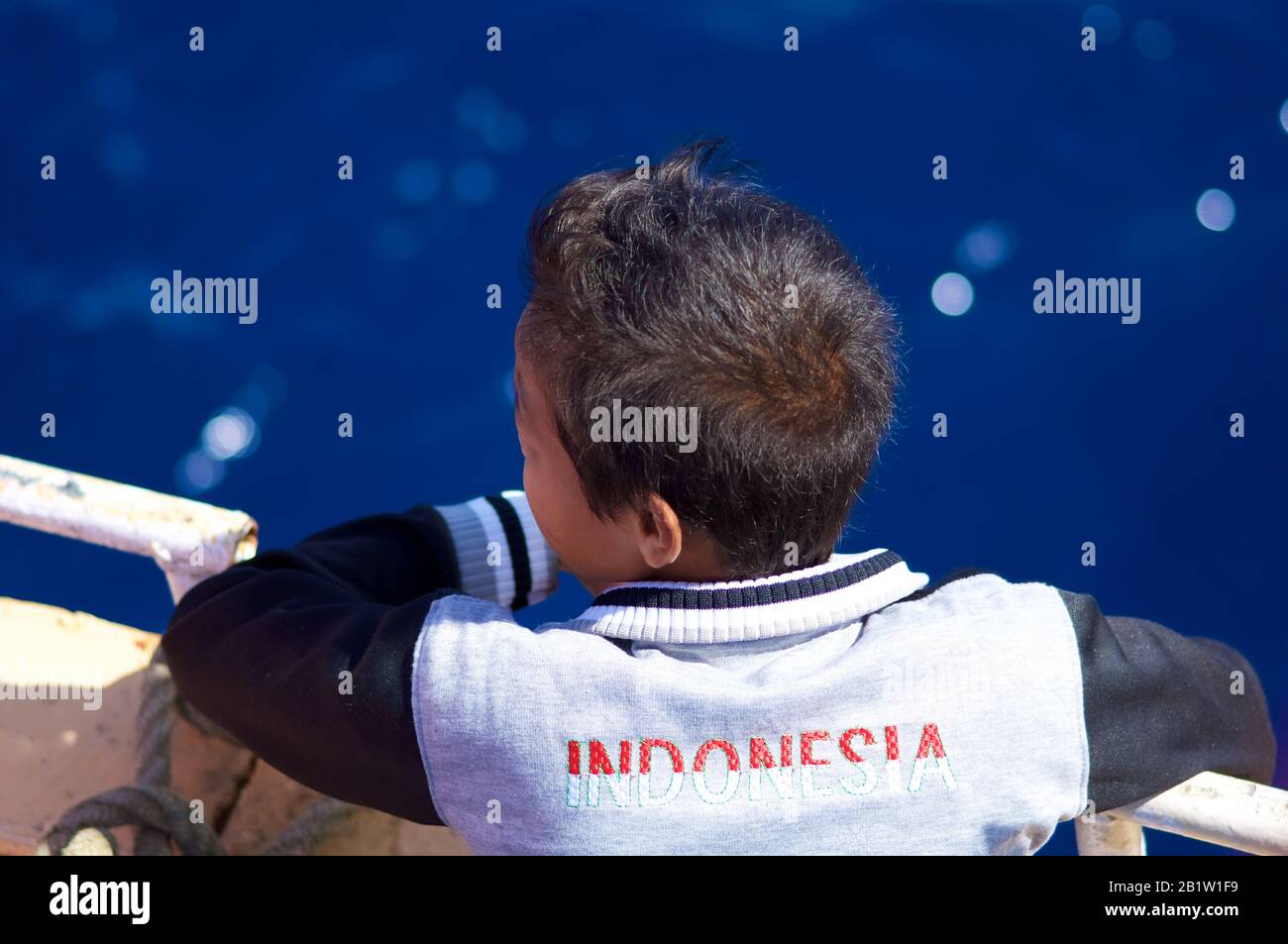 Ragazzo indonesiano, passeggero in barca per Raja Ampat Island - Occidental Papua, Indonesia Foto Stock