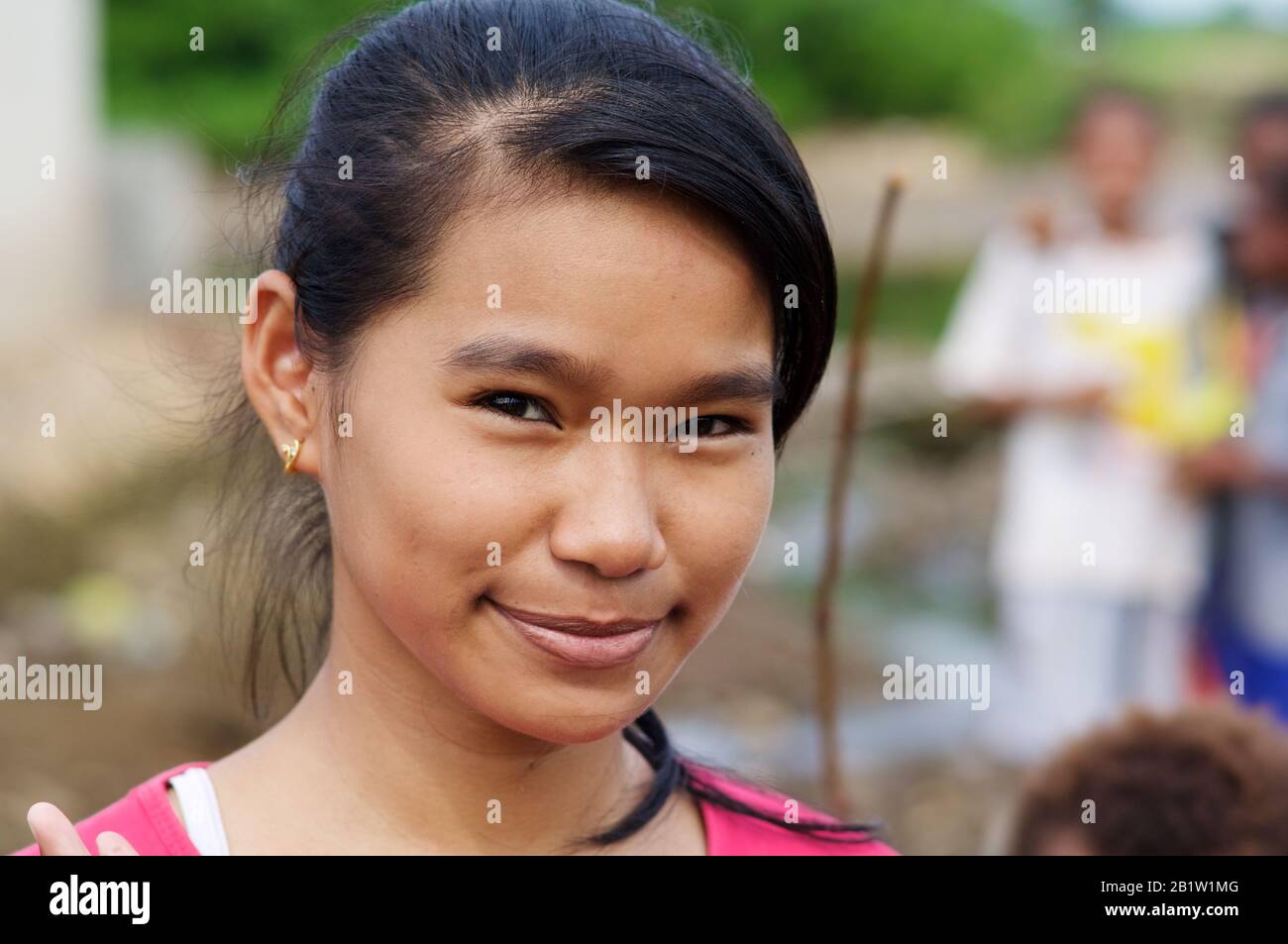 Ragazza indonesiana nel porto di Sorong - Papua Occidentale, Indonesia Foto Stock