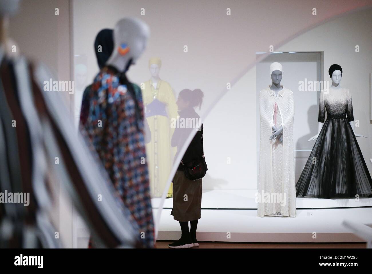 New York, Stati Uniti. 27th Feb, 2020. La moda è in mostra alla mostra Contemporary Muslim Fashions in anteprima alla Cooper Hewitt giovedì 27 febbraio 2020. La rassegna stampa 'Contemporary Muslim Fashions' di Cooper Hewitt esplora l'ascesa del modesto settore della moda e esamina come le donne musulmane siano diventate arbitri di stile all'interno e al di là delle loro comunità. La mostra apre domani a New York City. Foto di John Angelillo/UPI Credit: UPI/Alamy Live News Foto Stock