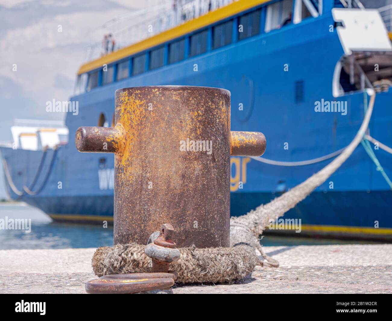 corda più dura tenere la barca sul porto Foto Stock