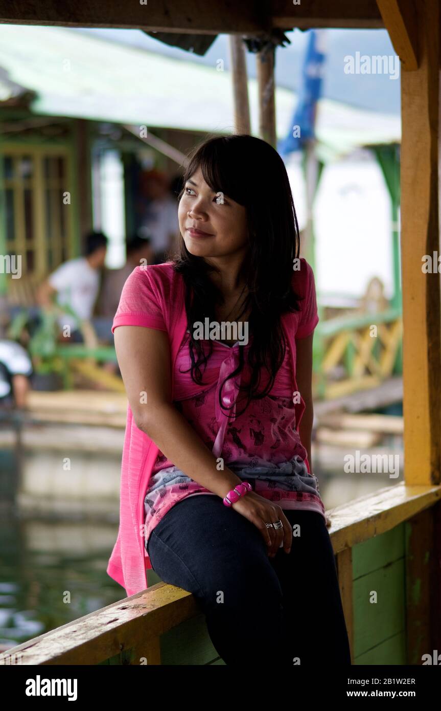 Ragazza indonesiana al lago Cianjur - Java, Indonesia. Cianjur è una bella città con un autobus di un giorno da Giacarta. E' famosa per la cultura del riso. un lac con un gigante Foto Stock