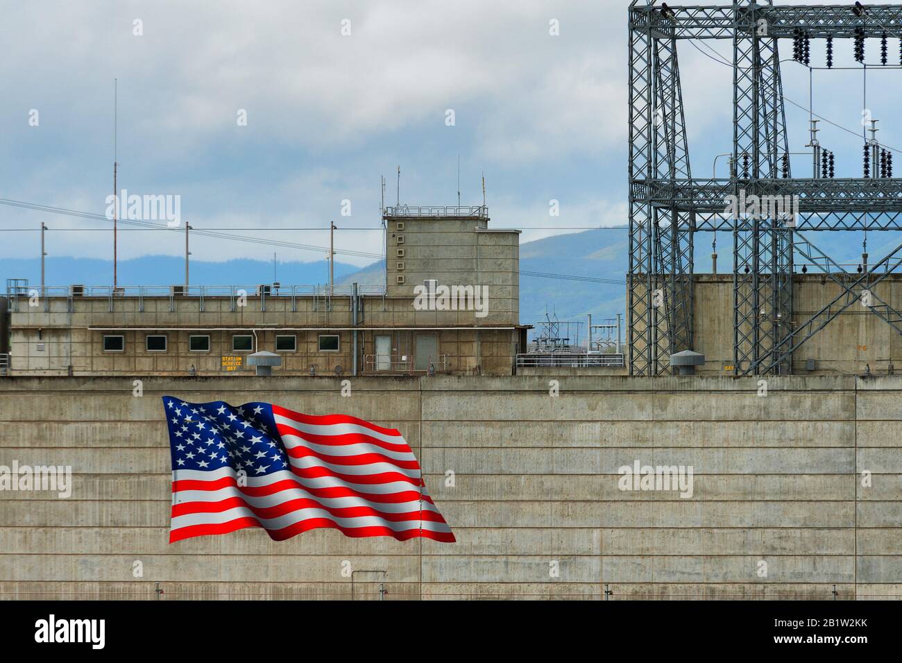 The Dalles, Oregon, USA - 34 marzo 2016: La bandiera degli Stati Uniti è dipinta sul lato di una sezione delle Dalles Damn ed è abbastanza visibile dalla i-84 Foto Stock