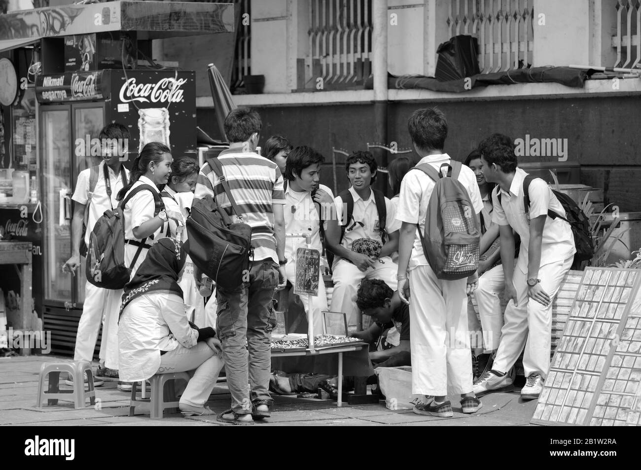 Gruppo di studenti che indossano uniforme nel quartiere Batavia di Giacarta - Java, Indonesia. Vecchia città di Batavia a Giacarta. Forse il posto più turistico Foto Stock