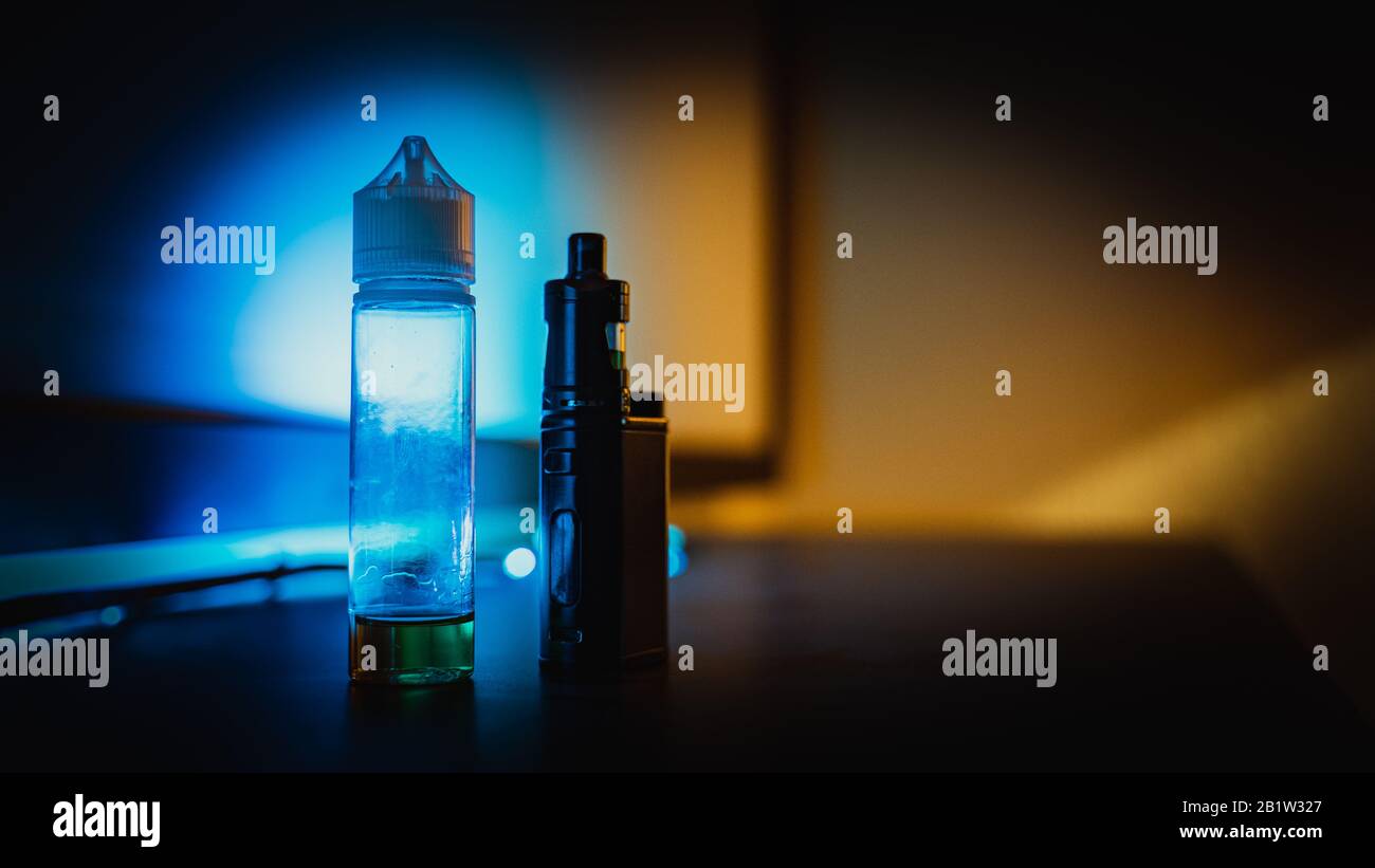 vape sigaretta nera con flacone di liquido Foto Stock