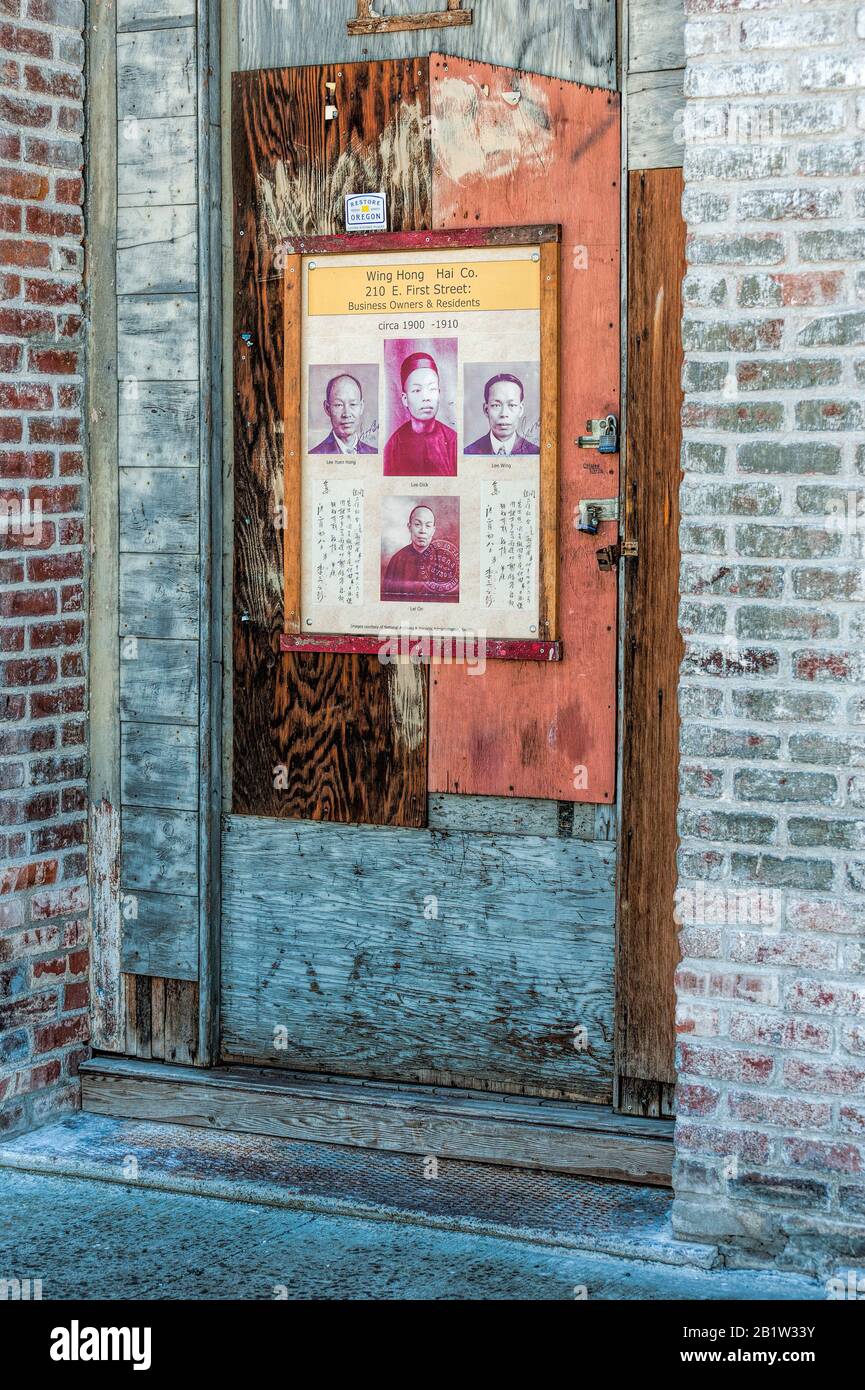 The Dalles, Oregon, USA - 11 maggio 2014: Un vecchio business storico cinese a bordo e risettato nel centro di Dalles, Oregon. Foto della Foto Stock