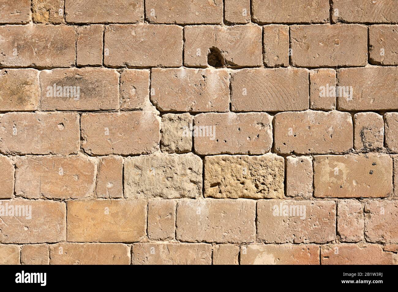 Sfondo da un muro storico fatto di arenaria marrone Foto Stock