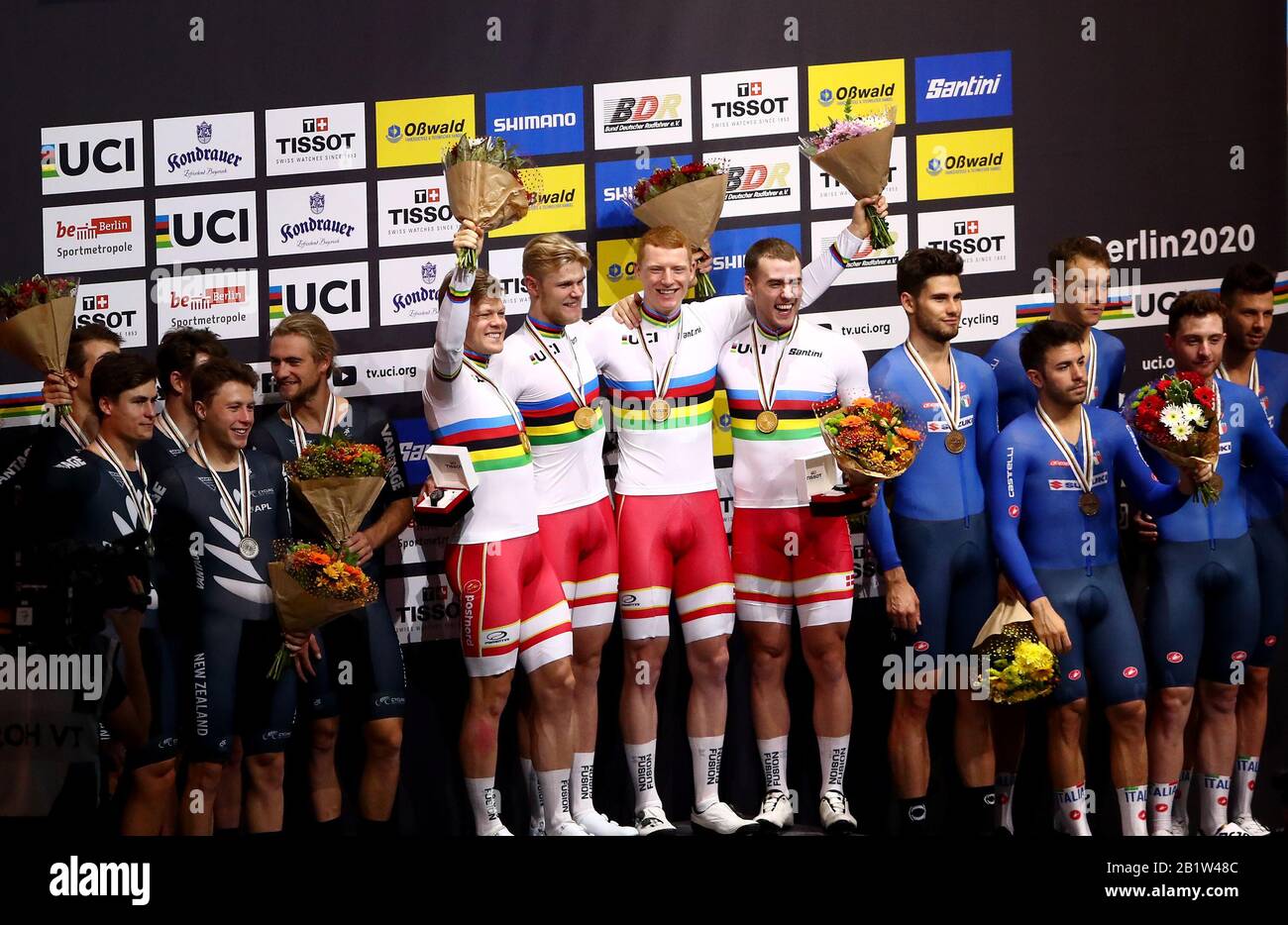 La Danimarca Lasse Hansen (da sinistra a destra), Julius Johansson, Frederik Madsen e Rasmus Pedersen festeggiano con le loro medaglie d'oro dopo aver vinto il Team Pursuit Men insieme ai vincitori della medaglia d'argento Nuova Zelanda e ai vincitori della medaglia di bronzo Italia durante il secondo giorno dei campionati mondiali di ciclismo della pista UCI 2020 a Velodrom, Berlino. Foto Stock