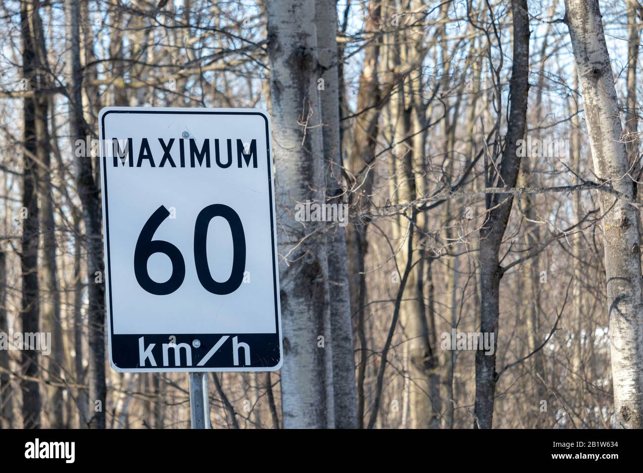 Un cartello stradale con limite di velocità in Ontario, Canada ha un massimo di 60 km/h, o sessanta chilometri all'ora. Foto Stock