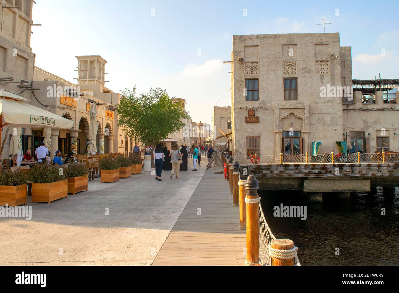 Dubai / Emirati Arabi Uniti - 21 febbraio 2020: Al Seef Village a Bur Dubai con molte persone e ristoranti. L'area vecchia in stile al Seef e' affollata di persone Foto Stock