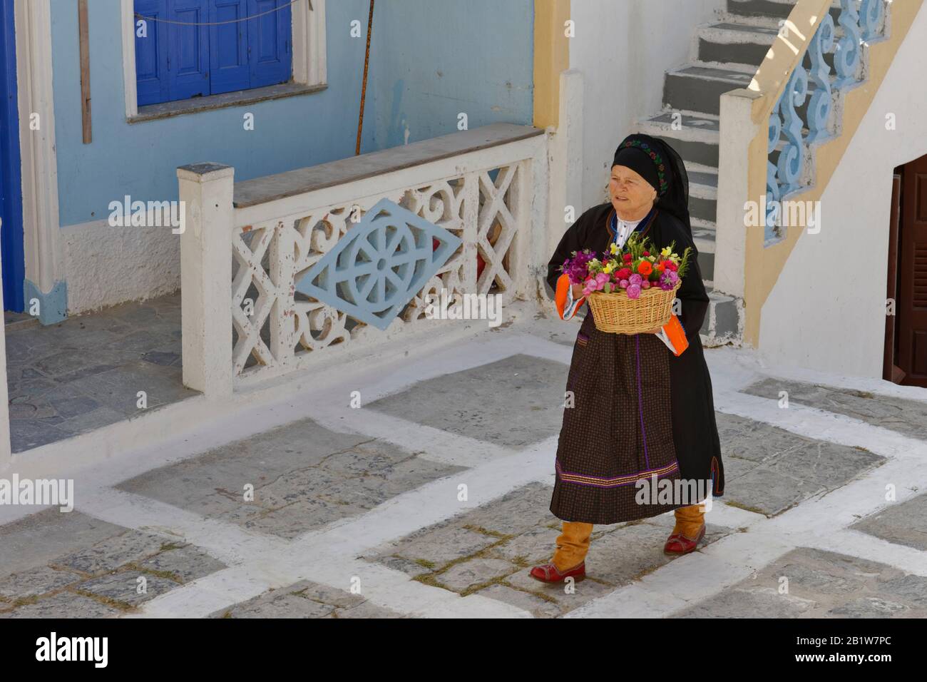 Olympos, isola di Karpathos / Grecia - Pasqua, durante il santo venerdì le vecchie donne portare fiori per coprire la tomba di Cristo che contiene gli epitachios Foto Stock