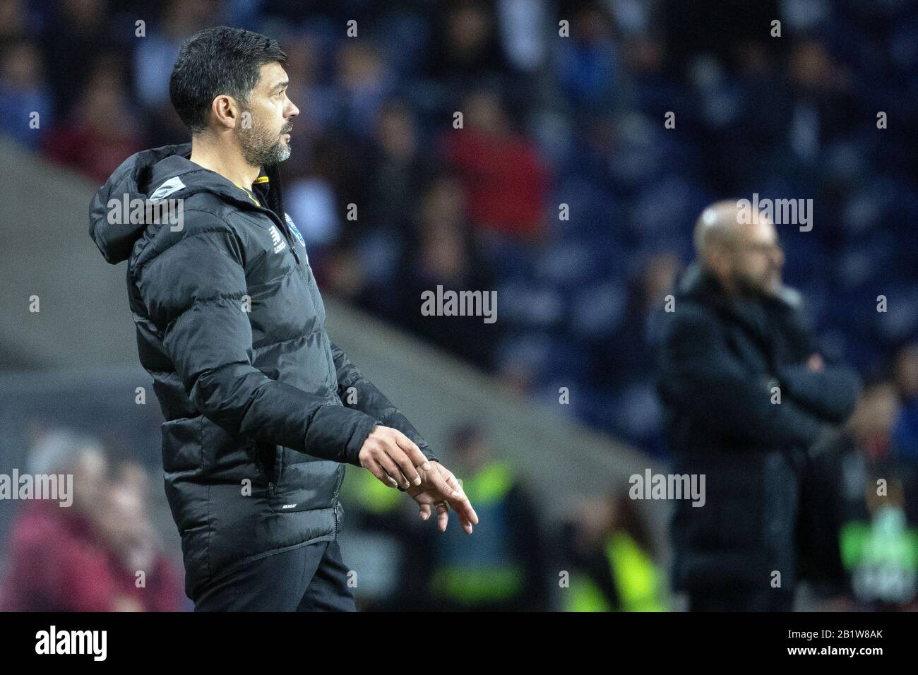 Porto, Portogallo. 27th Feb, 2020. Calcio: Europa League, FC Porto - Bayer Leverkusen, knockout round, round intermedio, seconda tappa all'Estadio do Dragao. Il coach di Porto Sergio Conceicao dà istruzioni. Credito: Federico Gambarini/Dpa/Alamy Live News Foto Stock