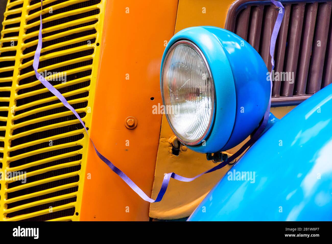 Vecchia jalopy ristrutturato e dipinto in diversi colori luminosi Foto Stock