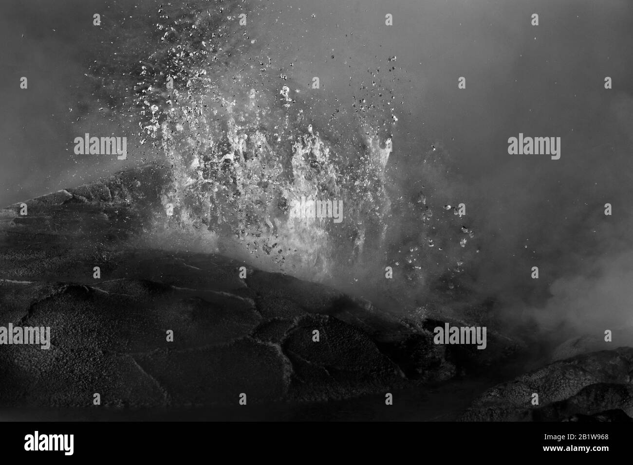 Un geyser stufato e bolle all'alba, El Tatio Geyser Field, Altiplano Andes Mountains, Atacama Desert, Antofagasta, Cile. Geologia in azione. Foto Stock