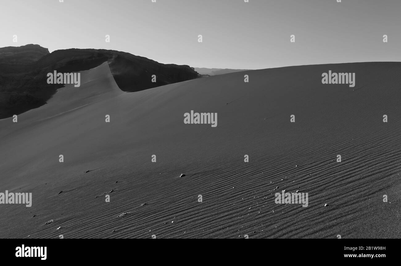 Desolata bellezza della grande dune di sabbia della Valle de la Luna (Valle della Luna) nel tardo pomeriggio sole, deserto Atacama, Antofagasta, Cile. Foto Stock