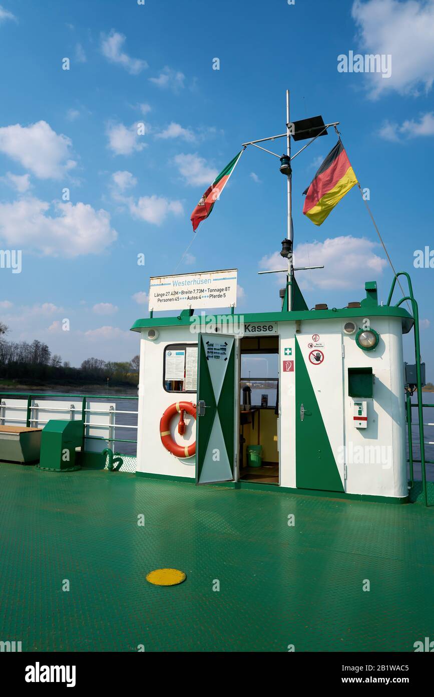 Traghetto attraverso il fiume Elba nel quartiere di Magdeburg Westerhuesen Foto Stock