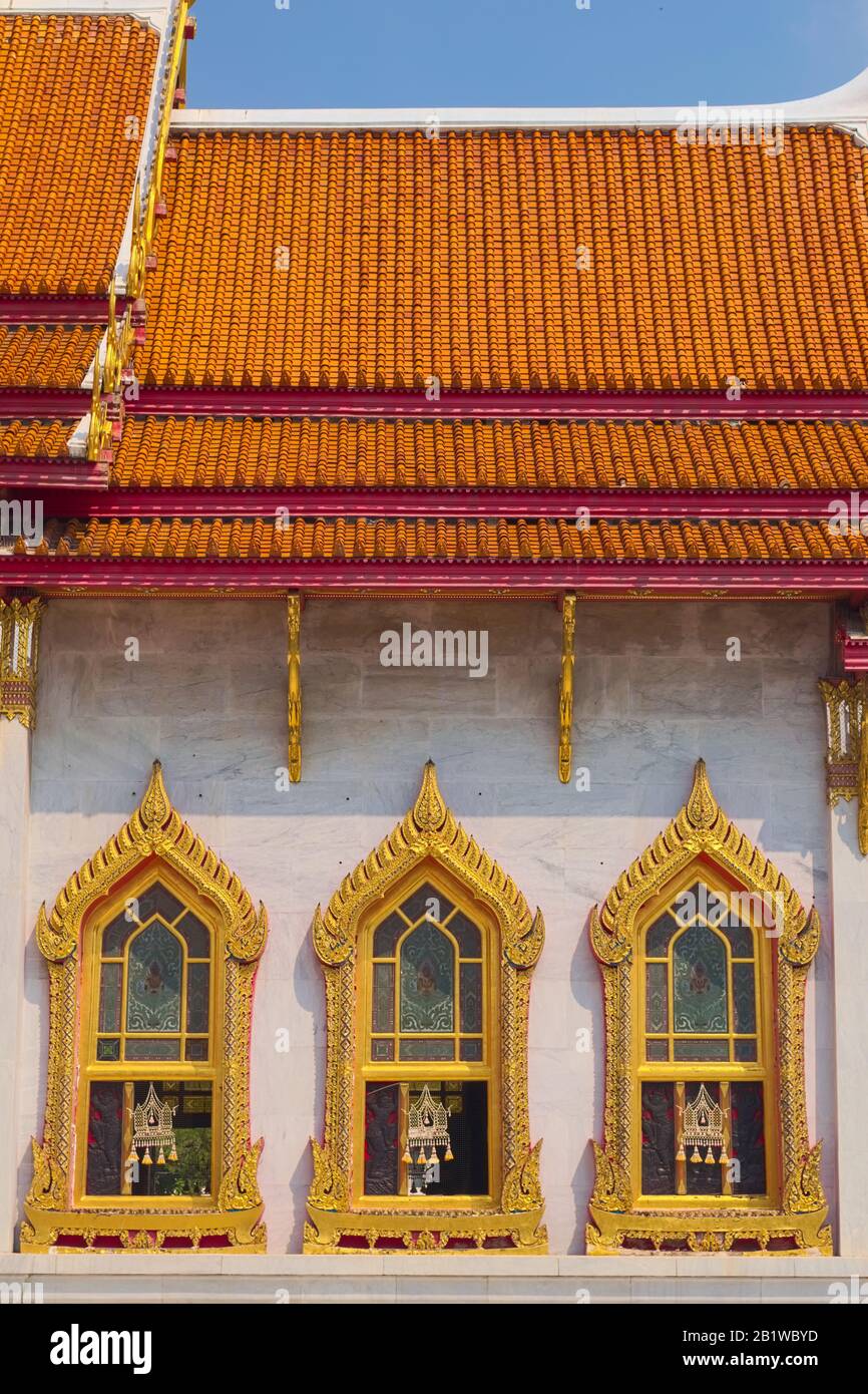 Tempio di Wat Benchamabophit, situato a Bangkok, Thailandia. Dettagli architettonici delle finestre dorate decorate. Foto Stock