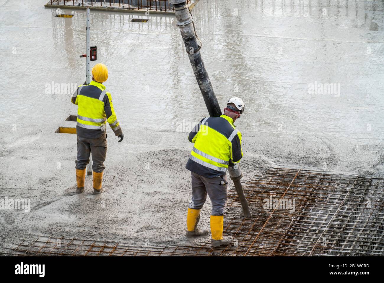 Cantiere, calcestruzzo, pavimento, soffitto per un edificio è concreto, il calcestruzzo è pompato sulle stuoie di cemento armato, Foto Stock