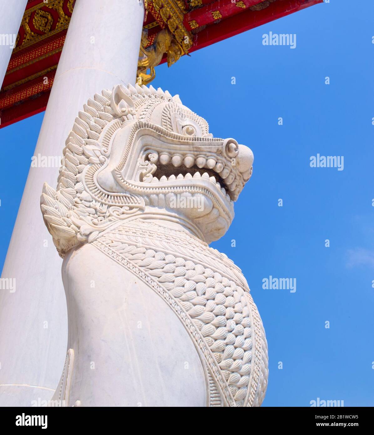 Leone custode imperiale, in marmo di Carrara, all'ingresso del tempio di Wat Benchamabophit, a Bangkok, Thailandia. Foto Stock