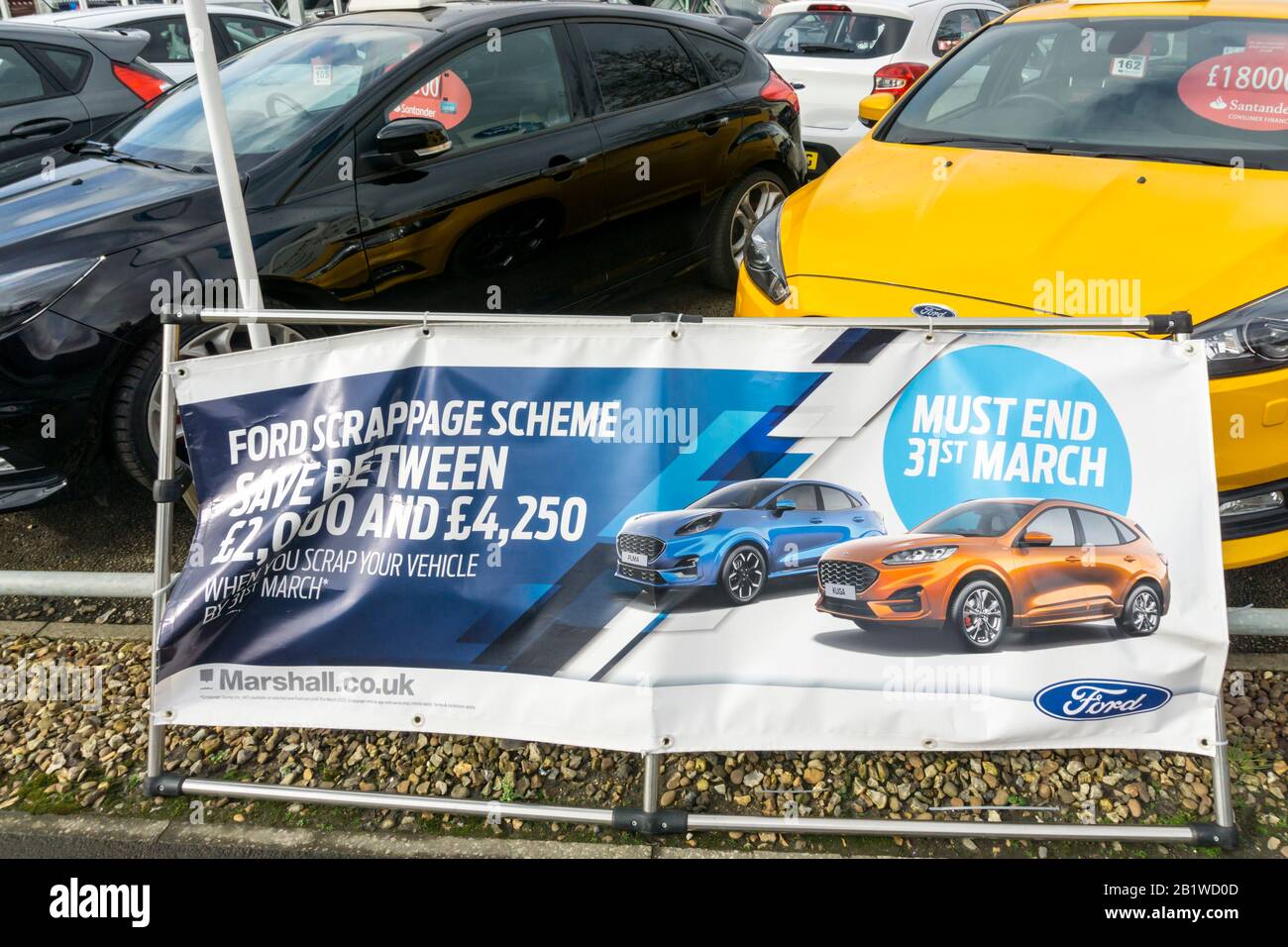 Firma per Ford Scrappage Scheme al di fuori di un Ford auto concessionari. Foto Stock