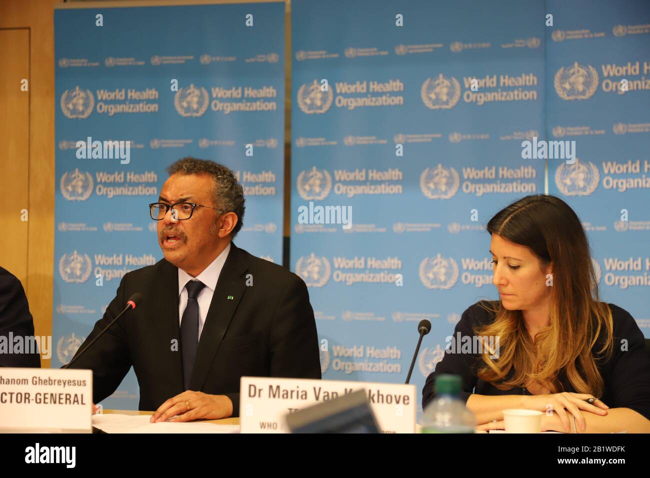 Ginevra, Svizzera. 27th Feb, 2020. Il direttore generale dell'Organizzazione mondiale della sanità (OMS) Tedros Adhanom Ghebreyesus (L) parla a Ginevra, in Svizzera, 27 febbraio 2020. Il capo DELL'OMS ha affermato giovedì che il mondo si trova in un "punto di decisione" per affrontare l'epidemia di coronavirus, in quanto nuovi casi al di fuori della Cina hanno superato quello all'interno del paese. Credito: Chen Junxia/Xinhua/Alamy Live News Foto Stock