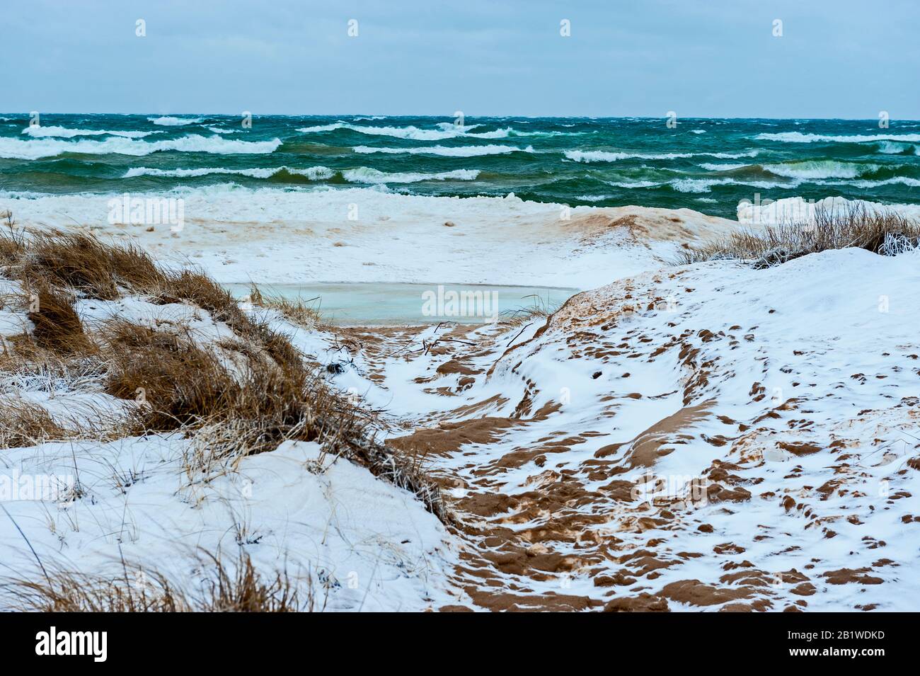 Ghiaccio e neve sulla spiaggia del lago Michigan in inverno, Ludington state Park, Michigan, Stati Uniti Foto Stock
