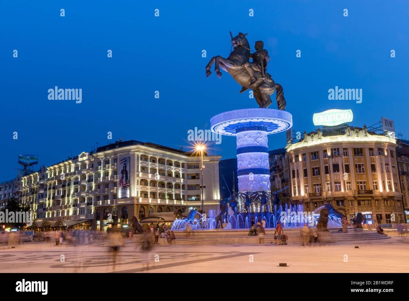 Piazza principale di notte a Skopje Foto Stock