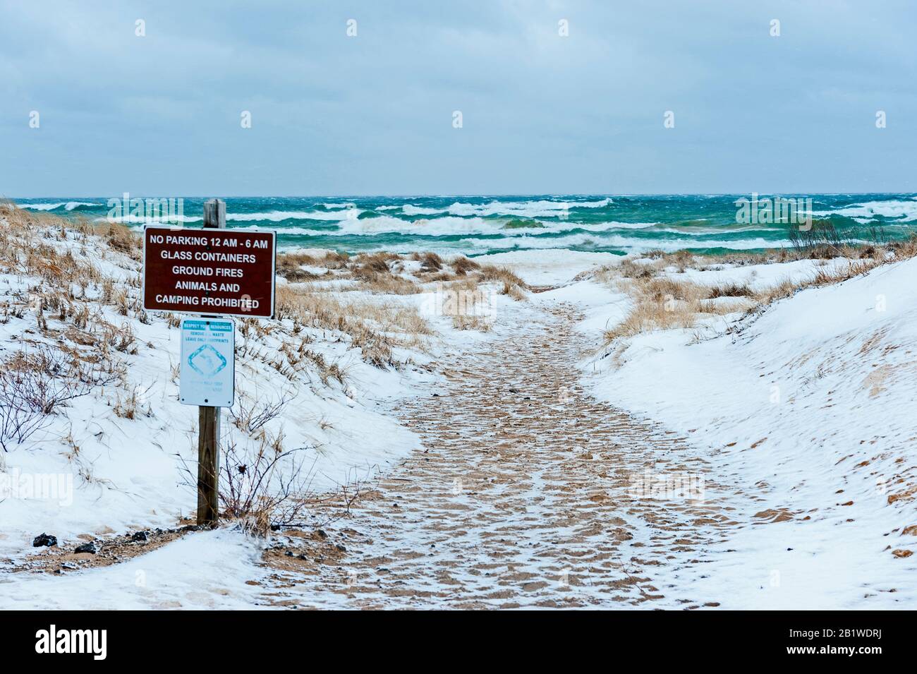 Ghiaccio e neve sul sentiero che conduce alla spiaggia del Lago Michigan in inverno, Ludington state Park, Michigan, Stati Uniti. Foto Stock