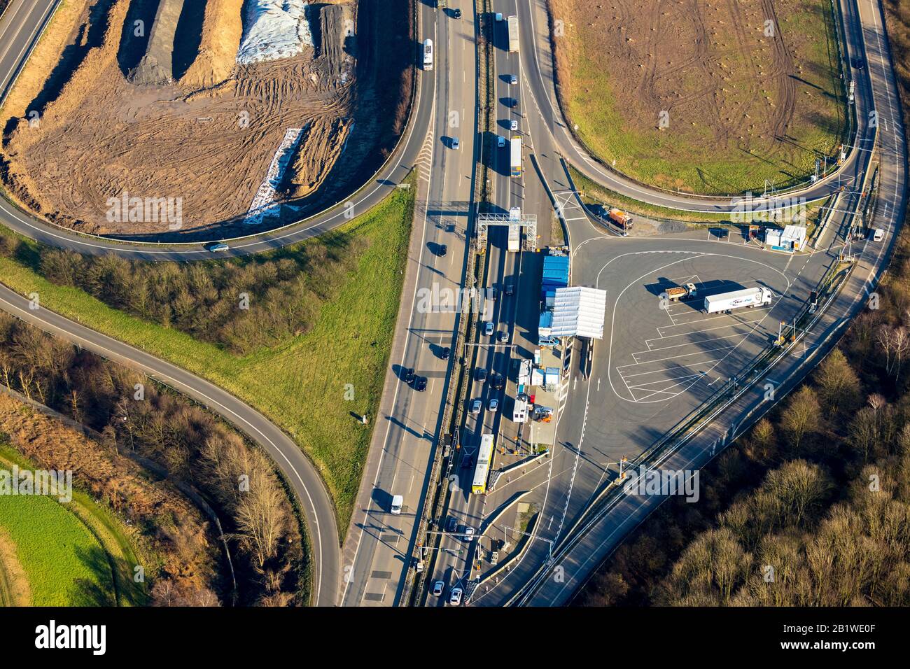 Foto aerea, ponte sul Reno Neuenkamp, uscita autostradale Duisburg-Homberg, autostrada A40, A40 luogo di pesatura, fiume Reno, Homberg, Duisburg, zona della Ruhr, Nor Foto Stock