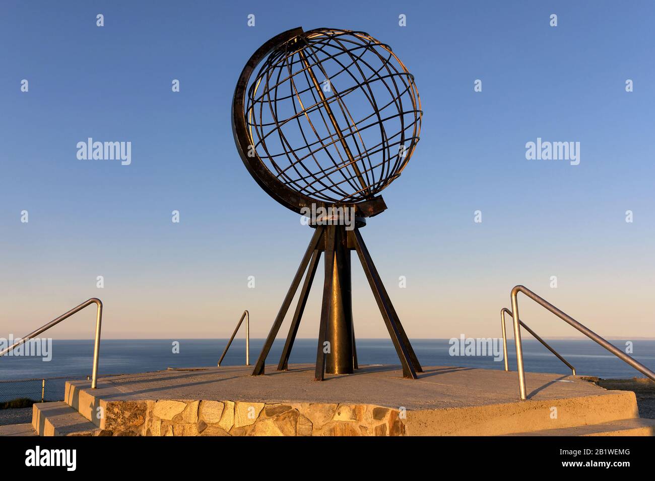 Nordkapp, Norvegia: Punto Nord d'Europa con scultura a globo al tramonto Foto Stock