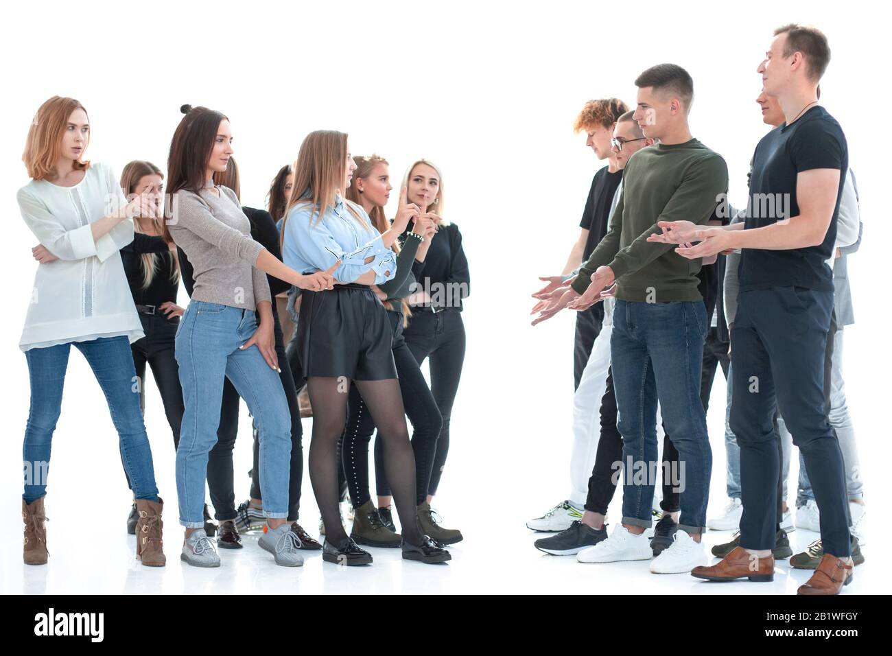 Gruppi di giovani uomini e donne che si trova di fronte Foto Stock
