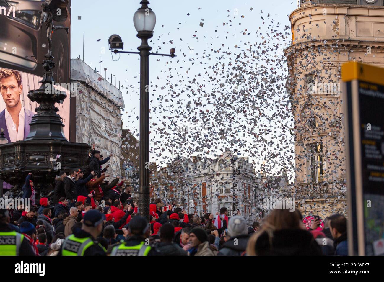 Londra, Regno Unito. 27th Feb, 2020. Gli appassionati di Olympiakos si incontrano alla Statua di Eros, Piccadilly Circus, prima della partita della UEFA Cup con l'Arsenal. Penelope Barritt/Alamy Live News Foto Stock