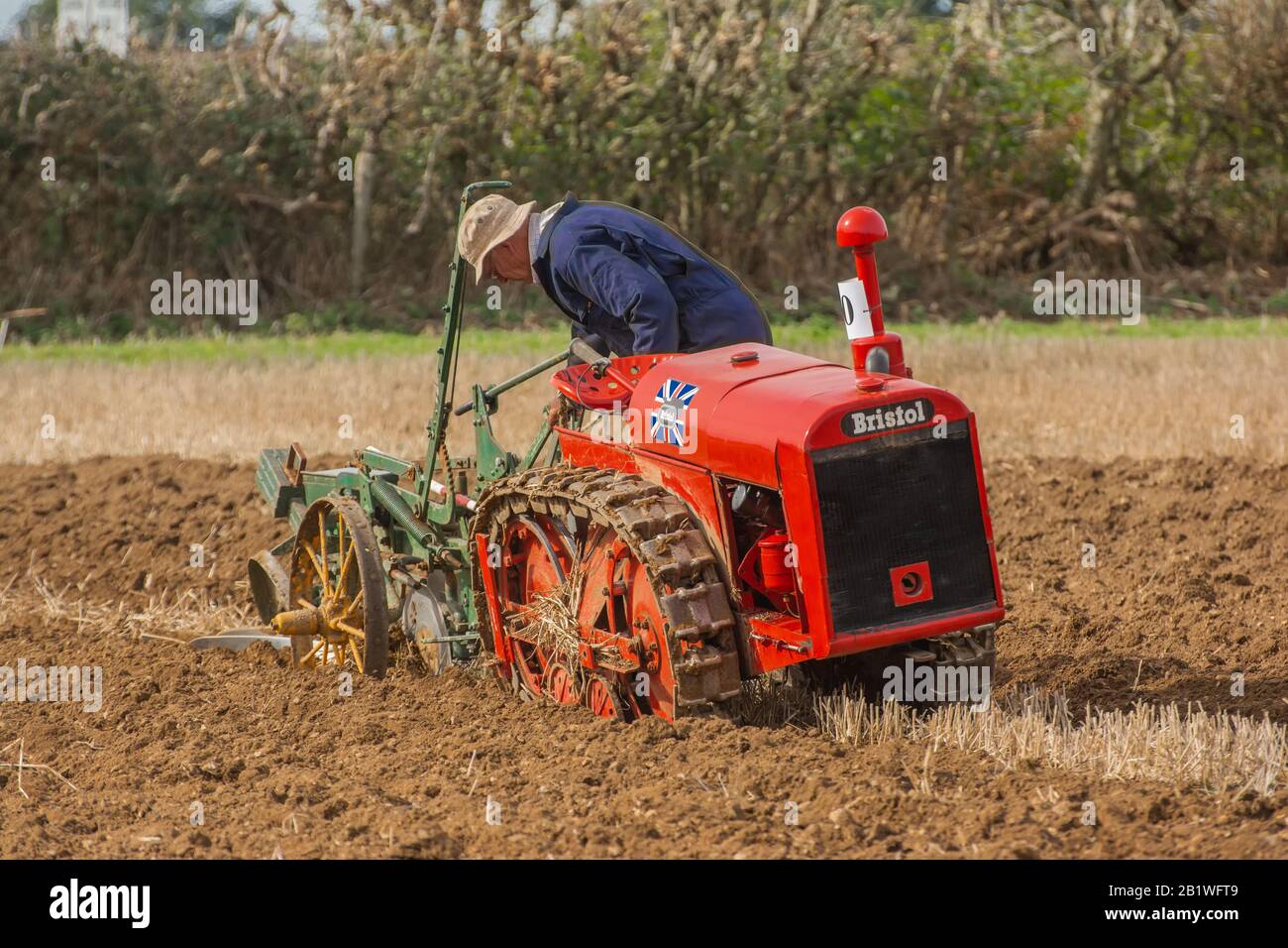 Massey - Ferguson 165 trattore. rosso. Contadino aratura campo. Medio pesante classe. Dipinta pubblicità. Ideale per casa